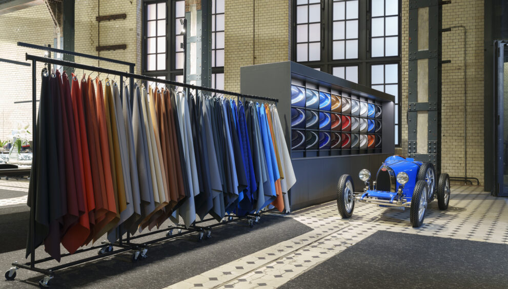 alter-bugatti-steht-neben-klamotten