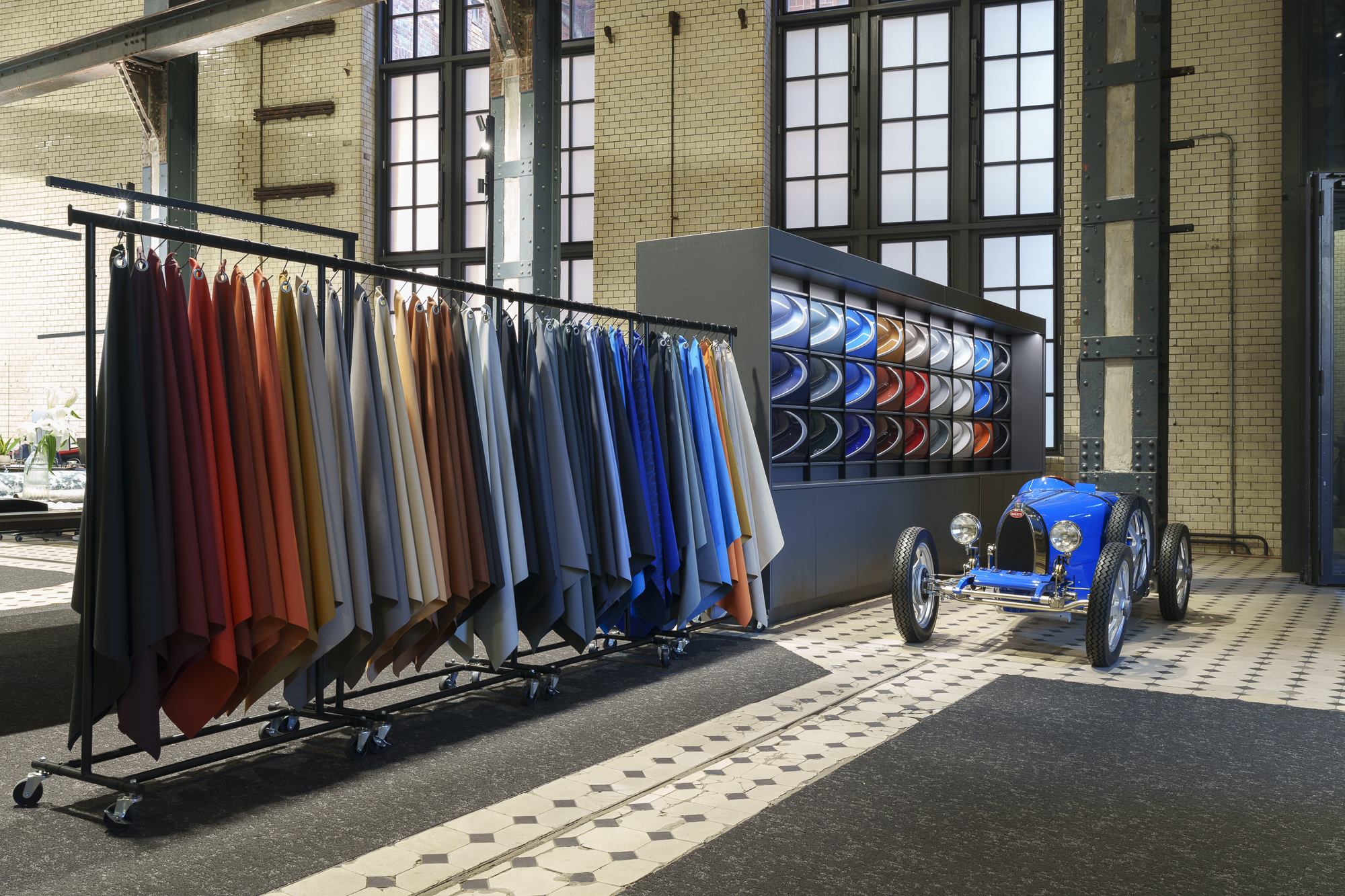 alter-bugatti-steht-neben-klamotten