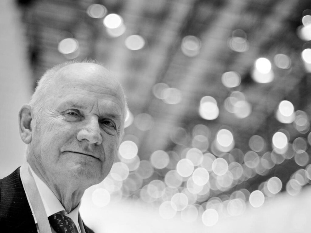 bugatti-veyron-entstehungsgeschichte-mann-schwarz-weiss