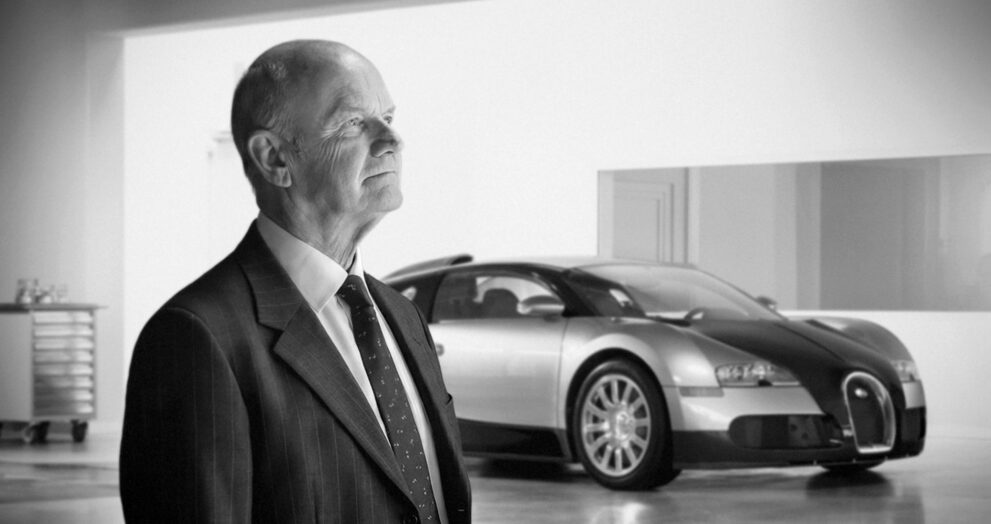 mann-steht-neben-bugatti-veyron-schwarz-weiss