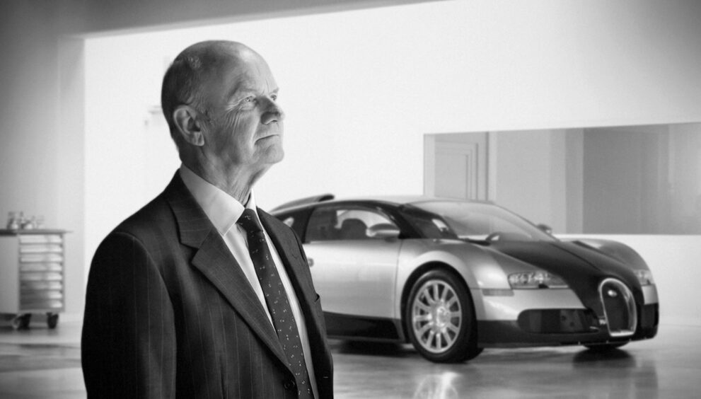 mann-steht-neben-bugatti-veyron-schwarz-weiss