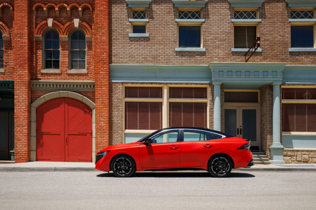 nissan-rot-seitenansicht