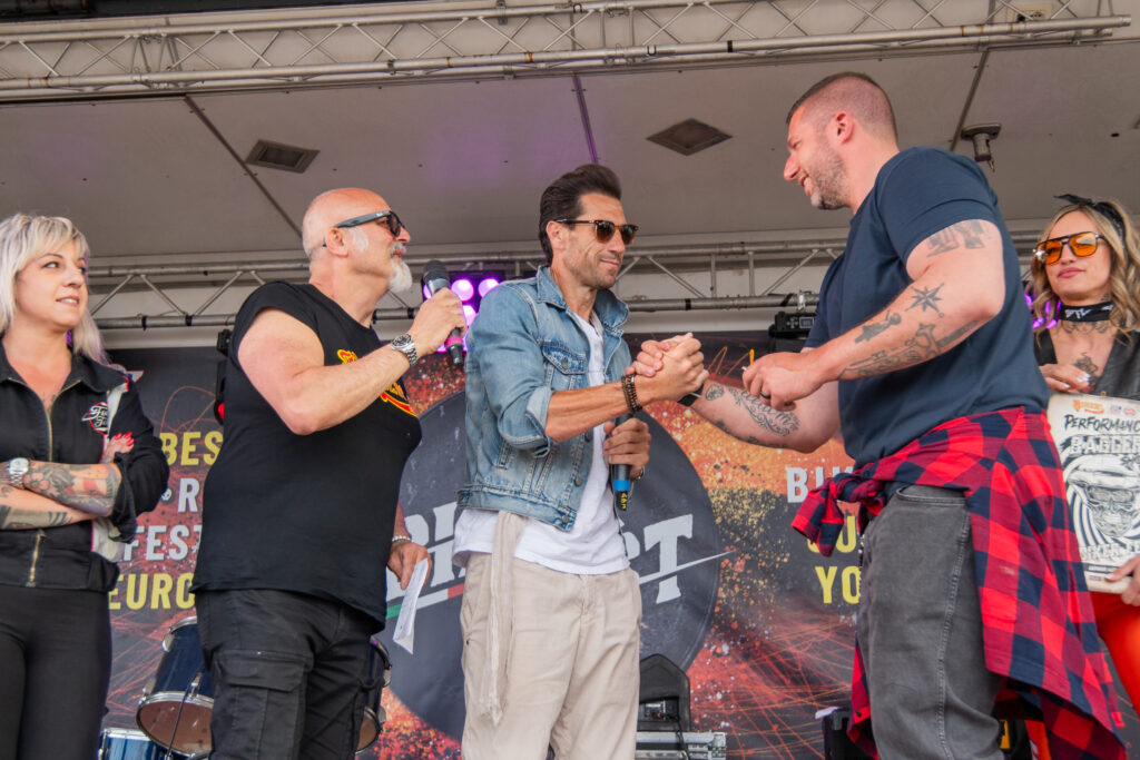biker-fest-international-2026-menschen-schuetteln-sich-die-hand