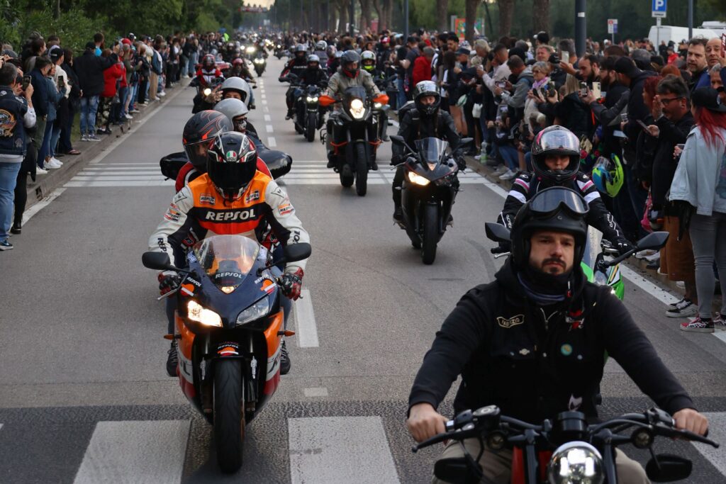 biker-gruppe-faehrt-auf-strasse