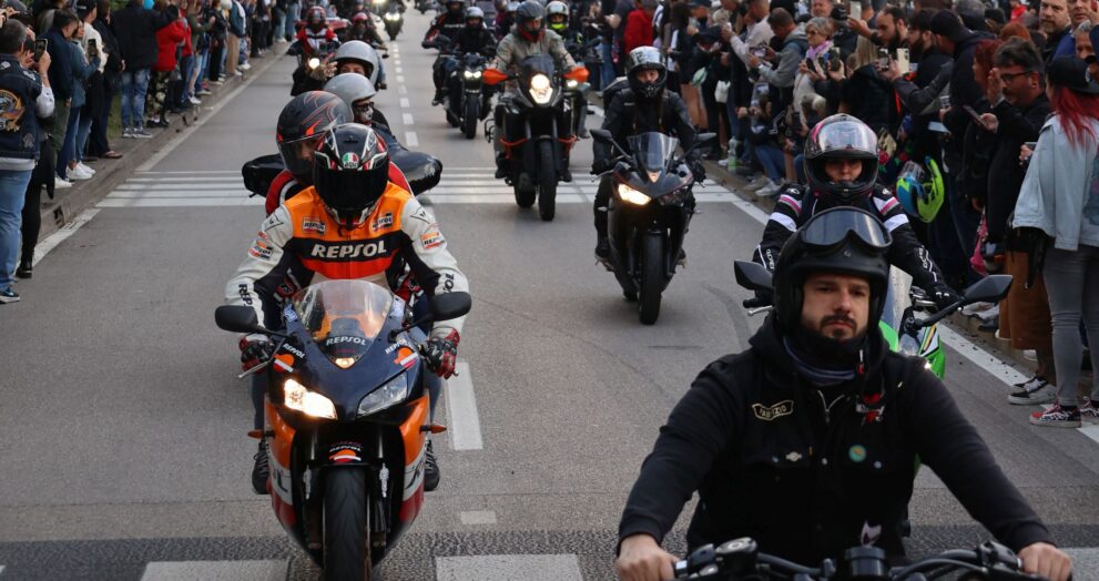 biker-gruppe-faehrt-auf-strasse