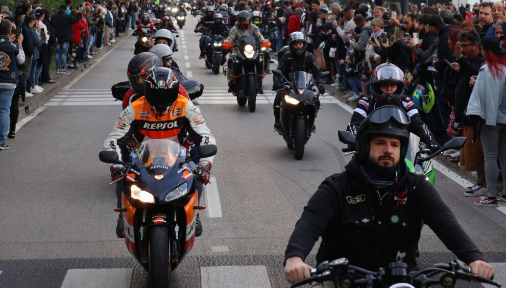 biker-gruppe-faehrt-auf-strasse