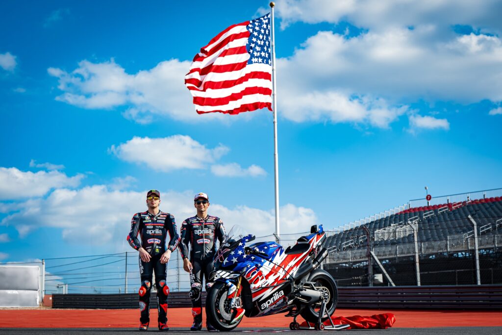 aprilia-x-250-th-limitierte-edition-zwei-maenner-flagge