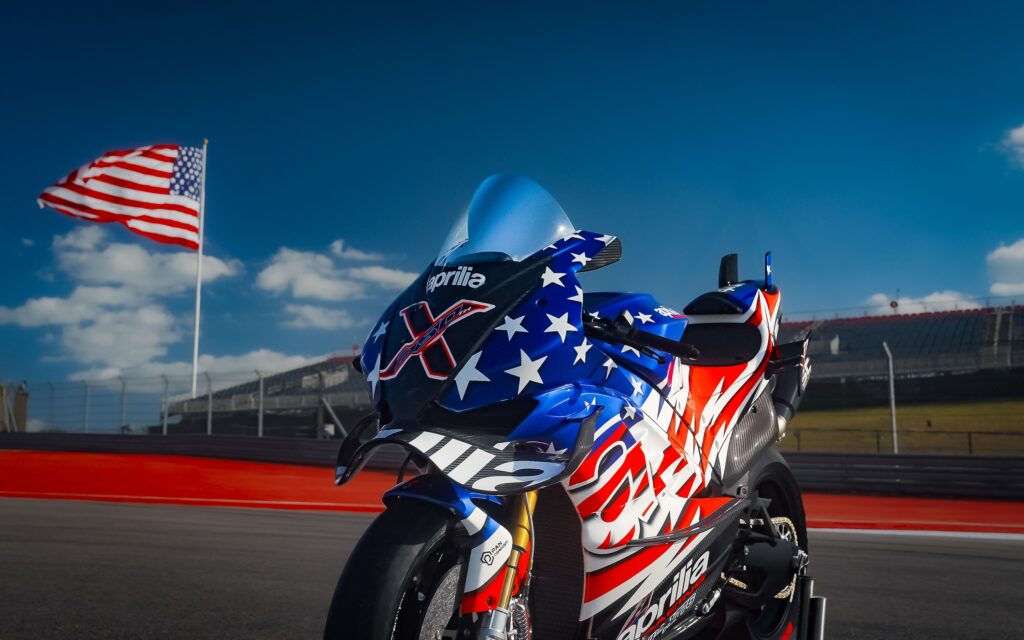 aprilia-usa-flagge-frontansicht-rennmotorrad