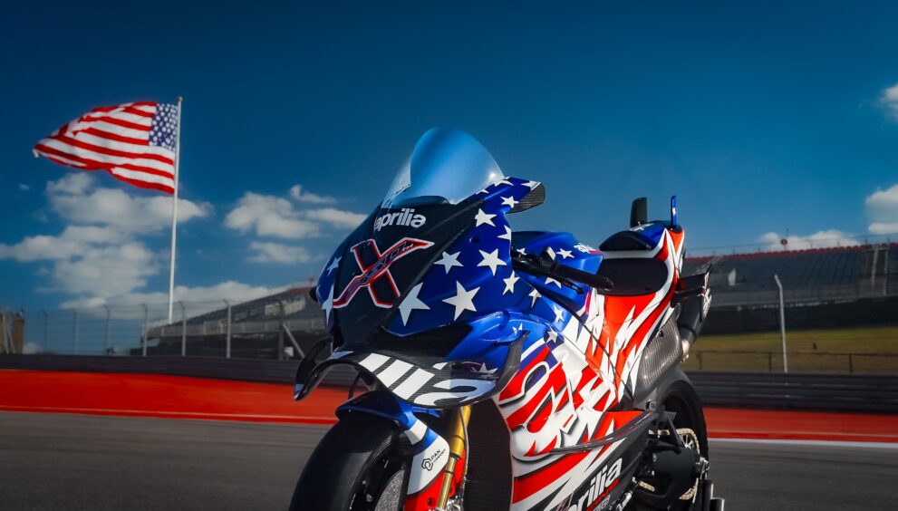 aprilia-usa-flagge-frontansicht-rennmotorrad