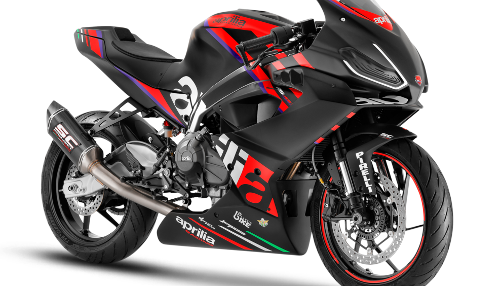 aprilia-rs-457-schwarz-rot-seitenansicht-front
