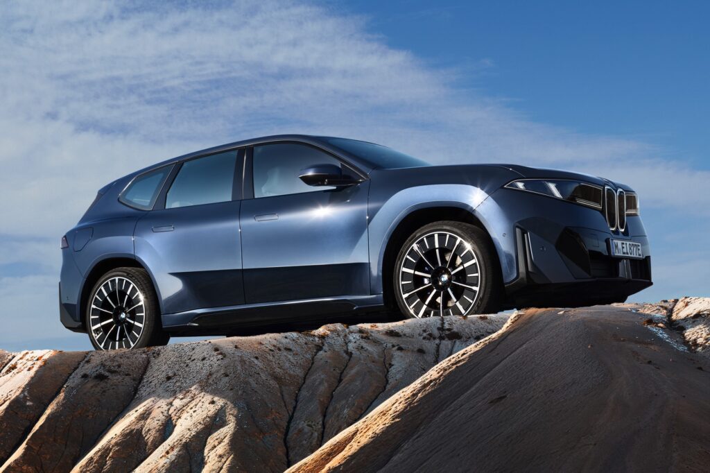 bmw-ix3-steht-auf-einer-klippe