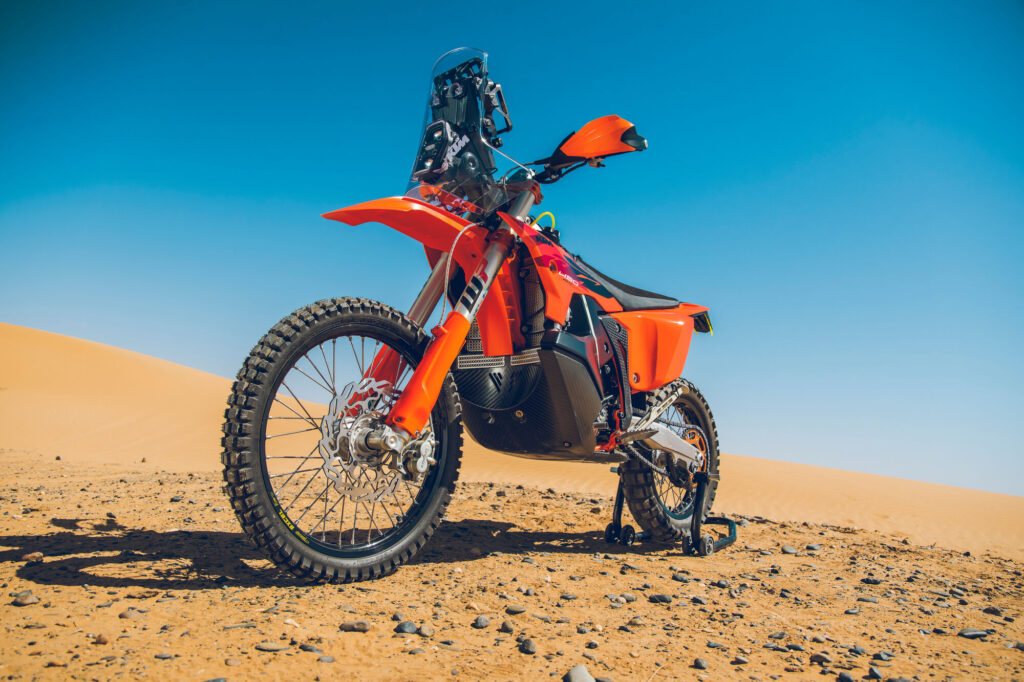 ktm-rally-replica-limitierte-edition-2027-orange-front-wueste