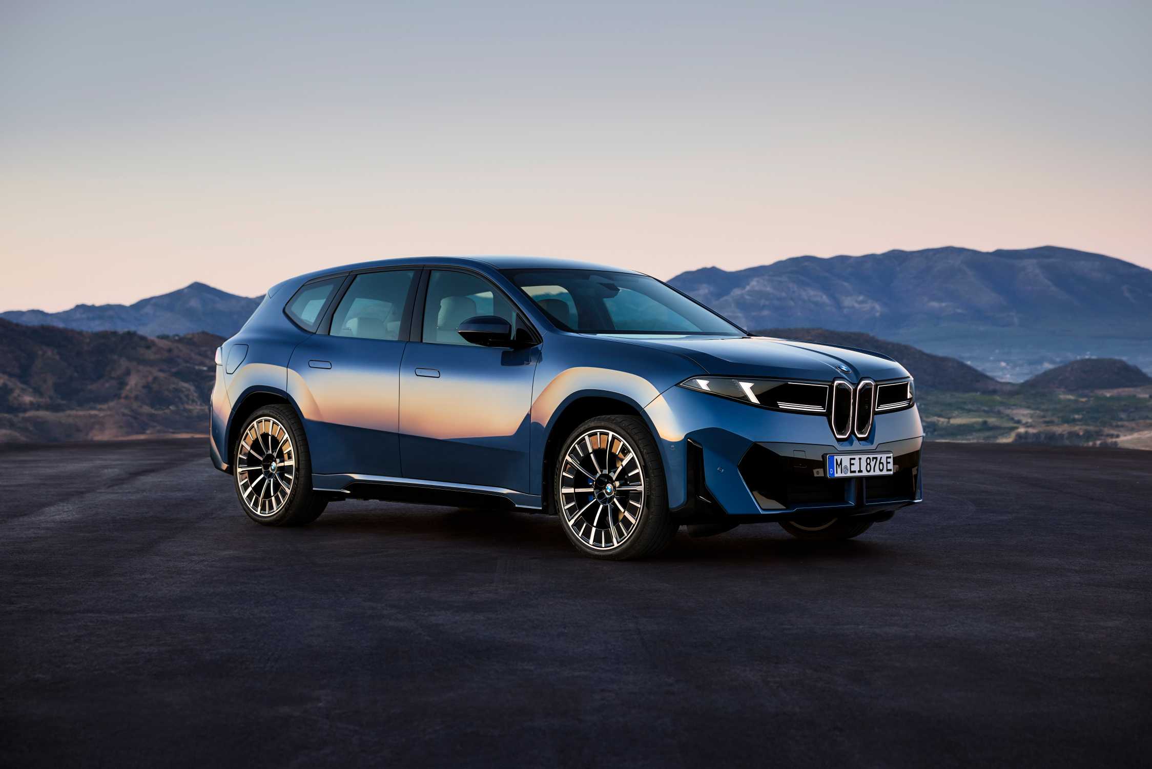 bmw-ix3-hintergrund-berglandschaft