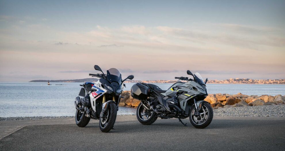 zwei-bmw-motorraeder-front-landschaft