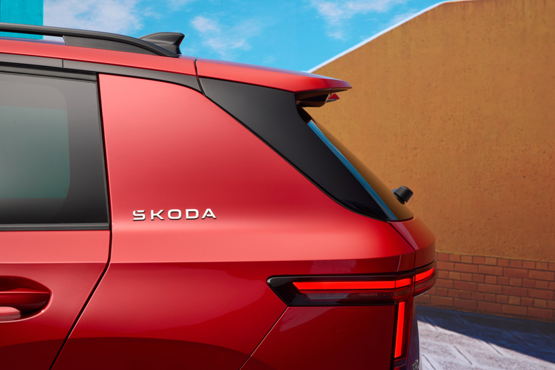 skoda-epiq-kompaktes-elektro-suv-schrift-heck-rot