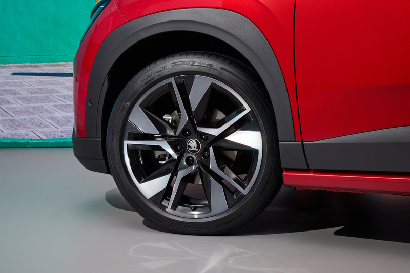 skoda-epiq-kompaktes-elektro-suv-schrift-heck-rot-reifen