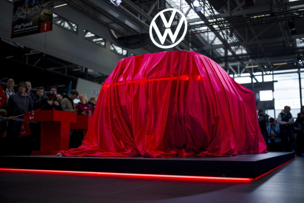 vw-id-polo-gti-elektrisch-2026-messe-verdeckt-rote-plane
