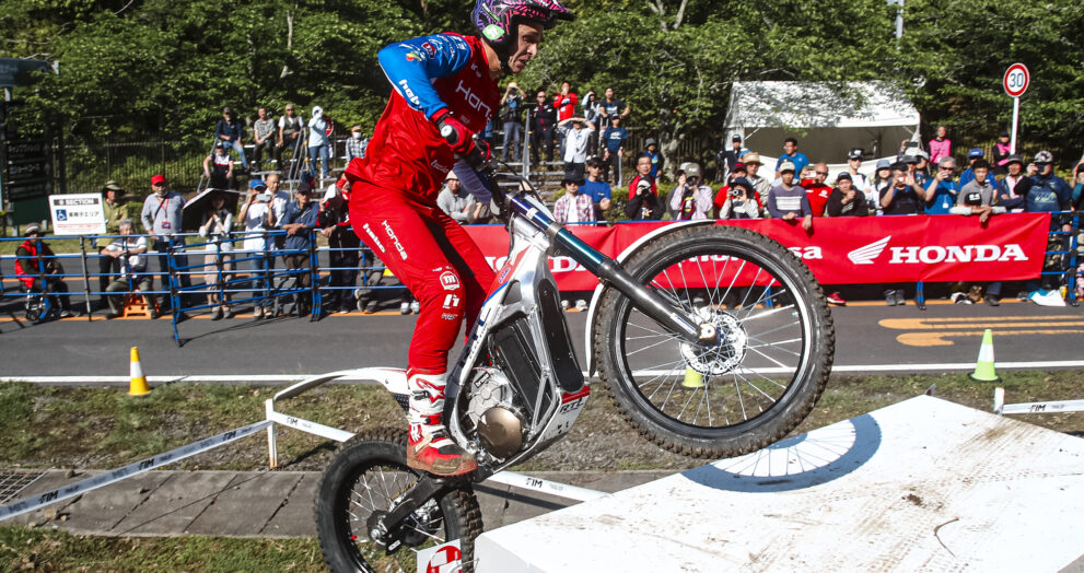 trial-mann-faehrt