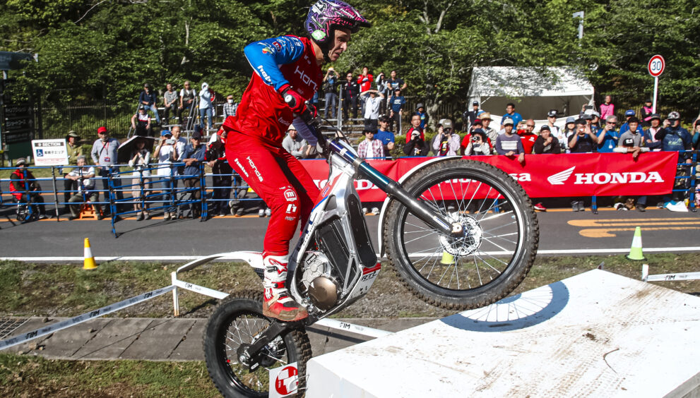 trial-mann-faehrt