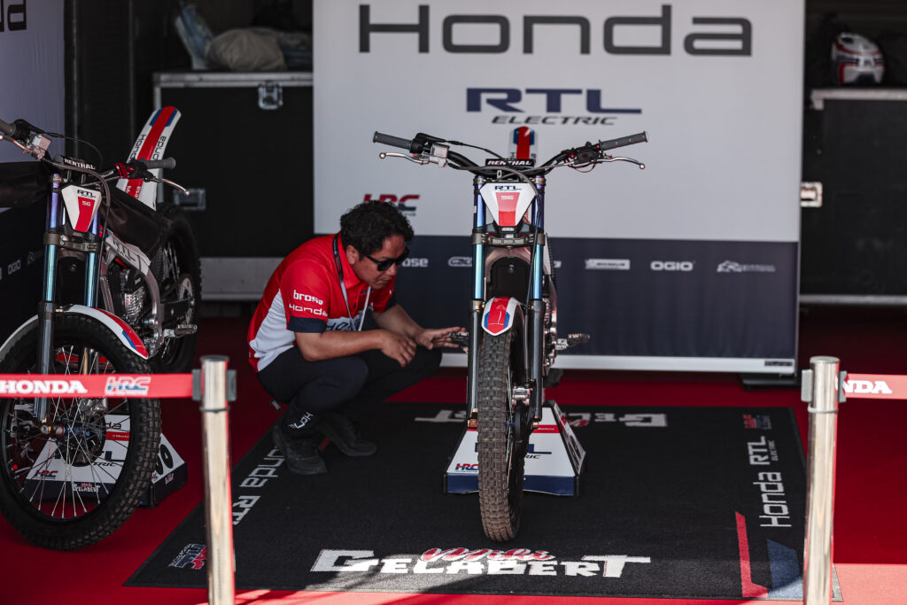 honda-rtl-electric-trialgp-mann-schraubt