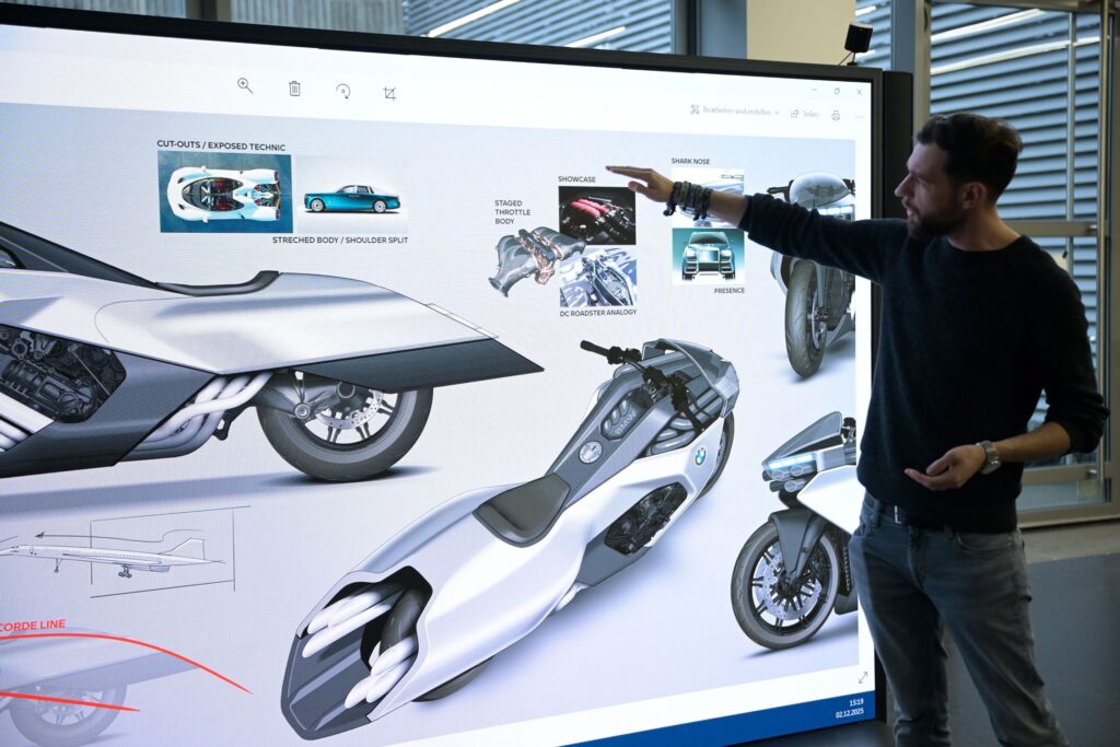 motorrad-concept-bmw-mann-zeigt-auf-bildschirm