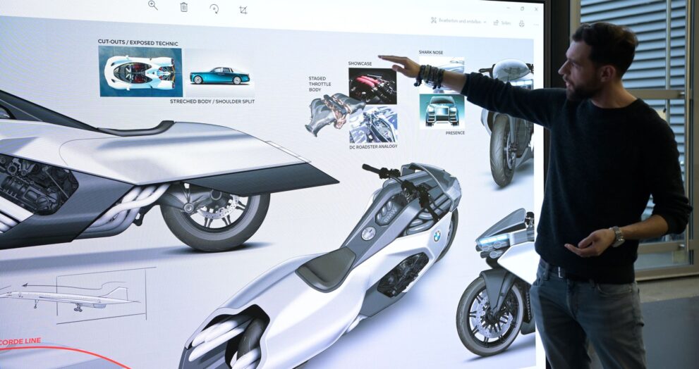 motorrad-concept-bmw-mann-zeigt-auf-bildschirm