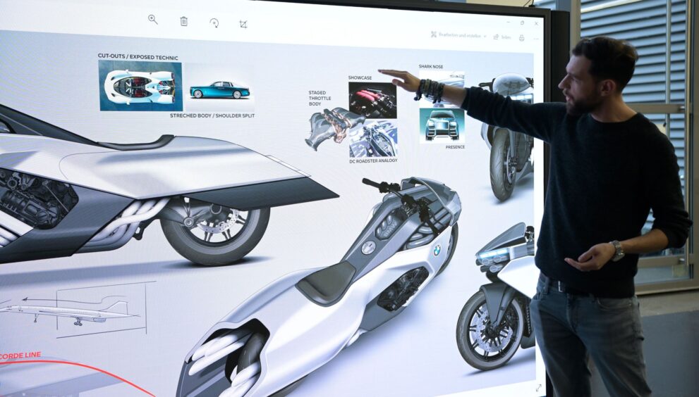 motorrad-concept-bmw-mann-zeigt-auf-bildschirm