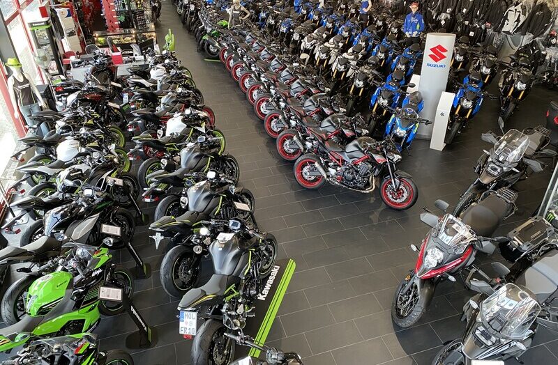 motorraeder-stehen-in-haendlerraum