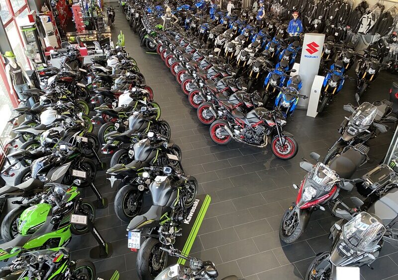 motorraeder-stehen-in-haendlerraum