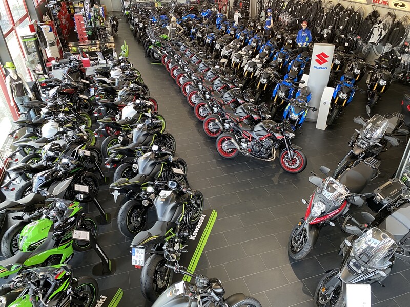 motorraeder-stehen-in-haendlerraum