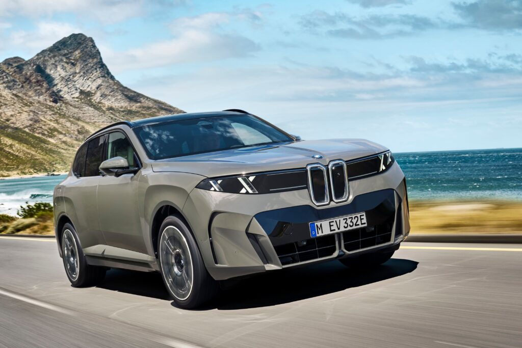 bmw-front-x5-faehrt-auf-strasse