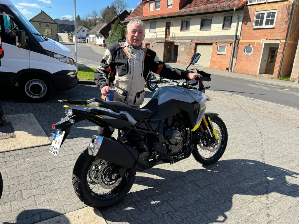 motorrad-kaufen-tipps-mann-steht-neben-bike