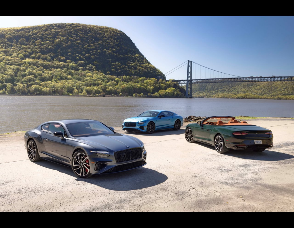 drei-bentleys-am-wasser-bruecke-im-hintergrund