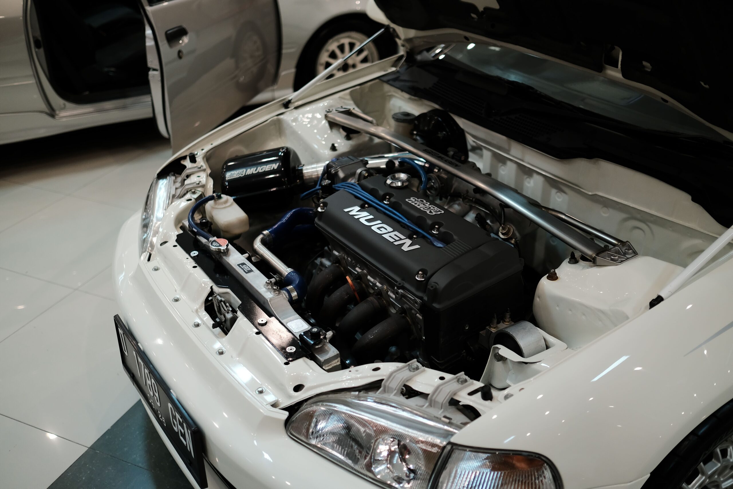 weisser-civic-motor-front