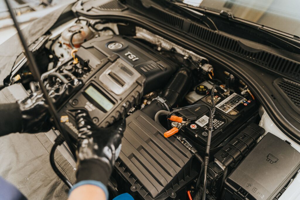 mann-mit-schwarzen-handschuhen-motor
