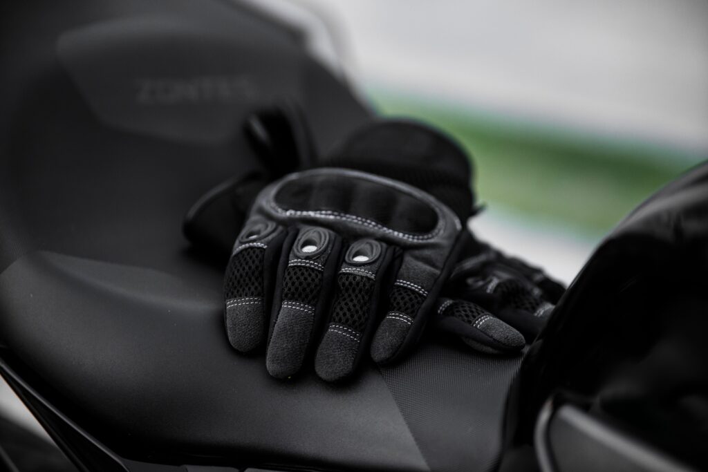 handschuhe-liegen-auf-sitz