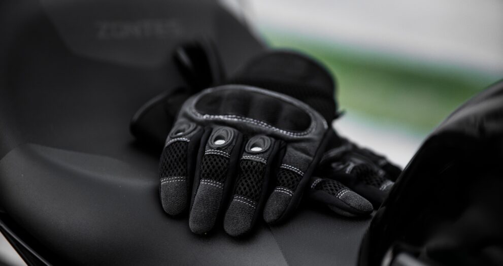 handschuhe-liegen-auf-sitz