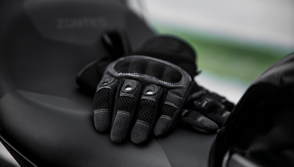 handschuhe-liegen-auf-sitz