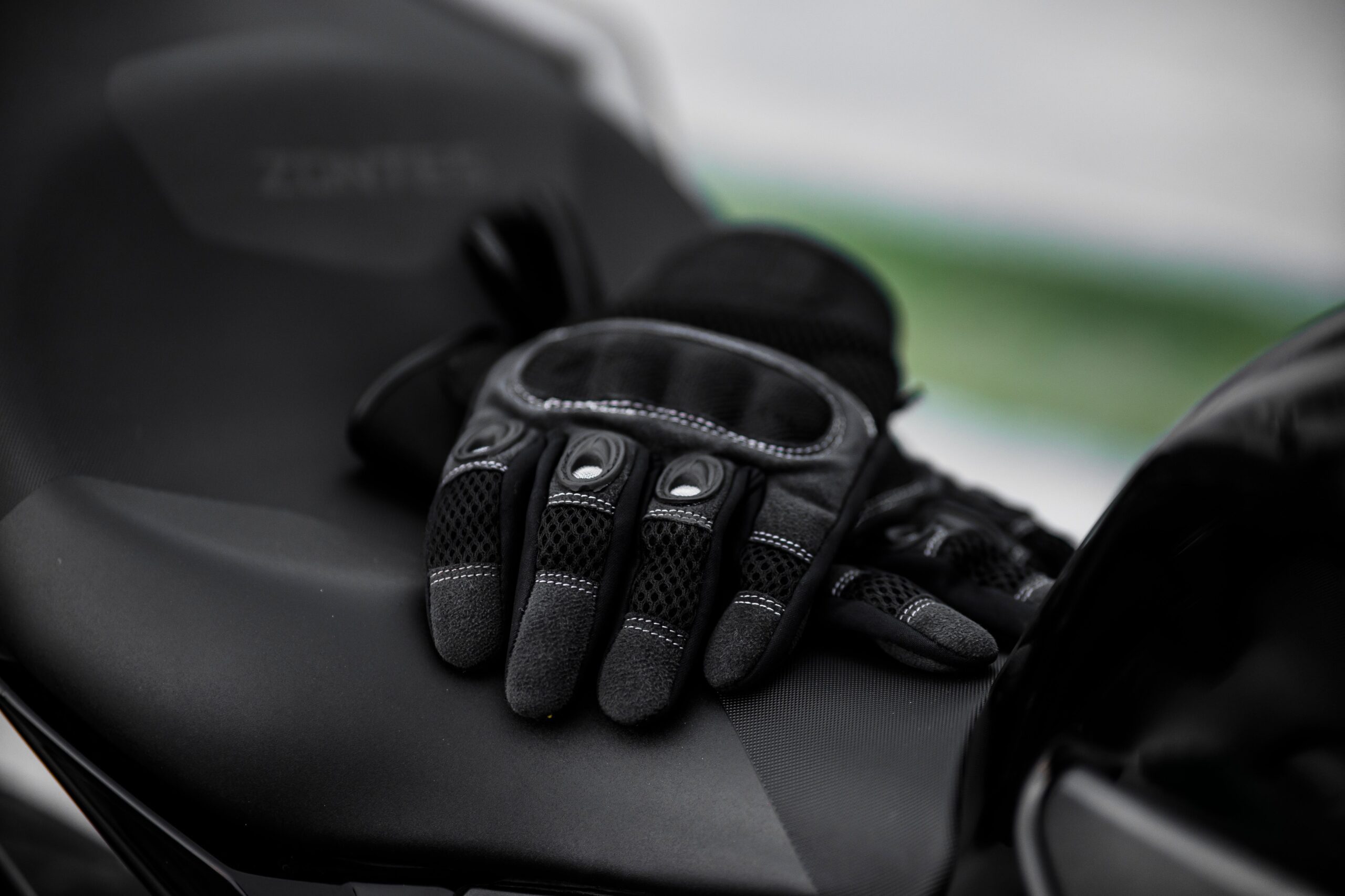 handschuhe-liegen-auf-sitz